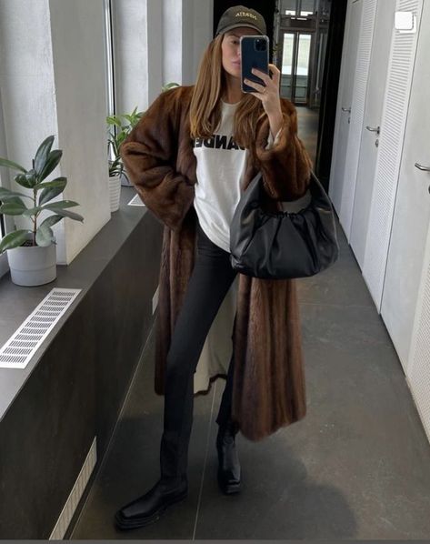 Mink Coats Outfit, Fur Outfits Women, Brown Fur Coat Outfit, Fur Coat Street Style, Faux Fur Coats Outfit, Vintage Fur Coat, Brown Fur Coat, Fur Coat Outfit, Fur Coat Vintage