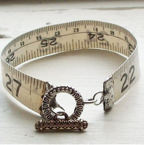 Jewelry for Sewing Lovers - The Sewing Rabbit Bracelet Tutorial, Crafty Craft, Diy Schmuck, Measuring Tape, Bijoux Diy, Diy Accessories, Creative Crafts, Bling Bling, Diy Fashion