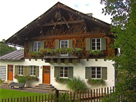 Swiss Chalet House Exterior, Swiss Chalet Exterior, Ski Chalet Exterior, Bavarian Decor, German Cottage, Cabin Paint Colors, Chalet Exterior, Chalet House, Swiss Cottage