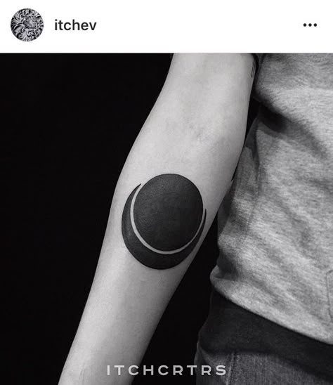 Geometric Shape Tattoo, Circle Tattoo Design, Tatuaje Cover Up, Black Sleeve Tattoo, Band Tattoos For Men, Round Tattoo, Abstract Tattoo Ideas, Line Tattoo Ideas, Abstract Tattoos