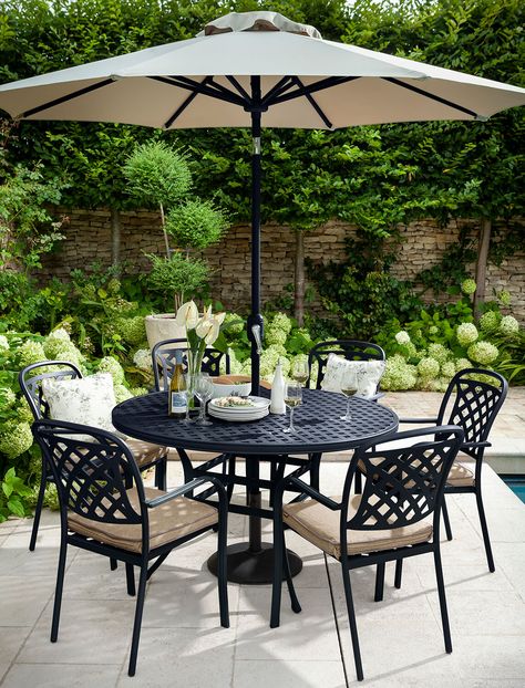 Casa Miami, Round Garden Table, Outdoor Table And Chairs, Outside Table, Outdoor Patio Table, Round Dining Set, Fall Garden Vegetables, Outdoor Tables And Chairs, Front Yard Fence