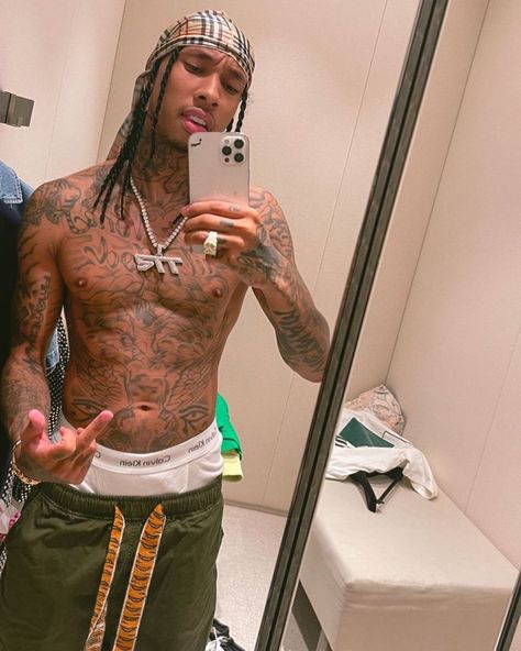 Tyga Rapper, Lil Weezy, Sagging Pants, Cute Rappers, Rap Music, Black Boys, Cute Black, Rappers, Mens Fitness