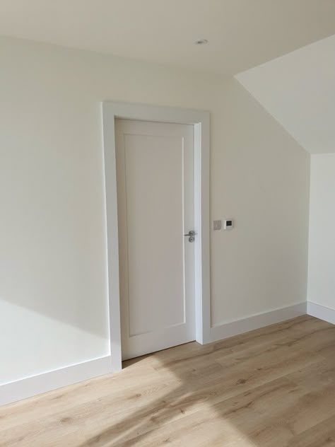 Shaker Door Bedroom, Shaker Bedroom Doors, Simple Architrave, Flat Door Trim, No Trim Walls, Modern Trim Ideas, Shaker Doors Interior, Shaker Door Trim, White Inside Doors