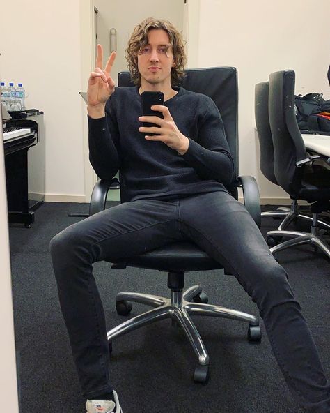 Dean Lewis on Instagram: “About to play for 2000 kiwis and us tour goes on sale tmr in a few hrs I’m actually screaming in this photo u can’t see it but my brother…” Dean Lewis Concert Outfit, Dean Lewis, Photo U, Eminem Rap, Coming Home, Dean, Pop Music, Eminem, Concert Outfit