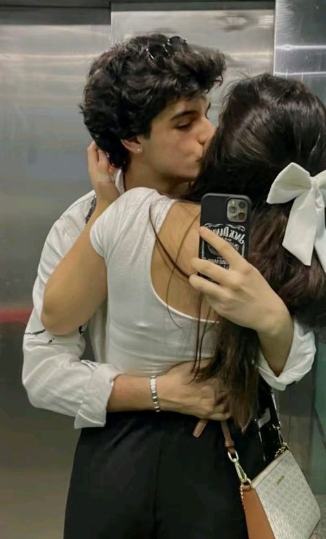 Couple Pic To Recreate, Poses With Boyfriend Aesthetic, Photo Pose With Boyfriend, Couple Poses Reference Kisses, Cute Couple Poses Aesthetic, Reference Photo Couple, Couple Poses Reference Cute, Indian Couple Poses, Photo Couple Poses