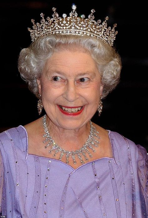 St Edward's Crown, Queen Elizabeth 11, Royal Jewellery, Rainha Elizabeth Ii, Principe William, Hm The Queen, Royal Tiaras, Elisabeth Ii, Princess Elizabeth