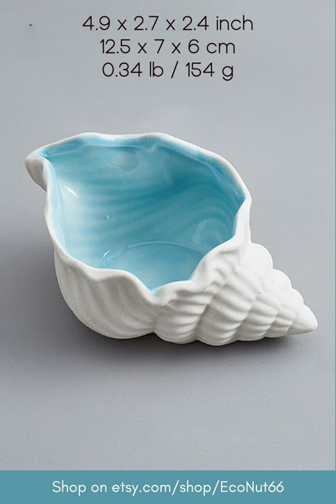 Sea House Decor, Shell Pottery Ideas, Ceramic Sea Shell, Sea Shell Ceramics, Seashell Ceramics, Cute Ceramics Ideas Aesthetic, Slabs Ceramics Ideas, Seashell Ashtray, Pottery Seashell