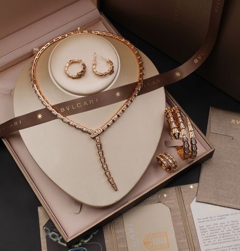 Bulgari Jewelry Set, Bvlgari Jewelry Necklaces, Bvlgari Aesthetic, Bvlgari Jewelry Set, Trendy Watches Women, Bulgari Necklace, Bvlgari Gold, Bvlgari Necklace, Bulgari Jewelry