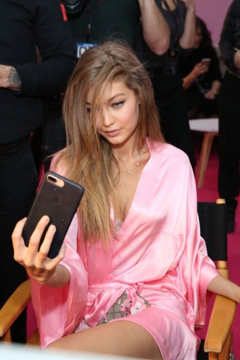 Gigi Hadid Gigi Hadid Victoria Secret, Gigi Hadid Backstage, Gigi Hadid Runway, Gigi Hadid Beauty, Gigi Hadid Pictures, Money Energy, Pink Portrait, Fashion Show 2016, Bella Gigi Hadid