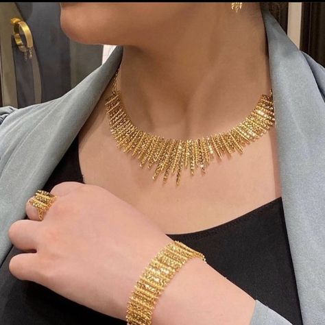 Daily Wear Gold Jewellery, Gold Necklace Designs Latest, Party Wear Designs, Latest Gold Bangles, Gold Set Design, قلادات متدلية, Dubai Gold Jewelry, Unique Gold Jewelry Designs, Modern Gold Jewelry