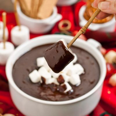 This Hot Chocolate Dip is the perfect holiday party appetizer or dessert! Hot Chocolate Dip Recipe, Hot Cocoa Dip, Hot Chocolate Dip, Cocoa Dip, Chocolate Dip Recipe, White Chocolate Bars, Chocolate Chip Marshmallow Cookies, Dips Sweet, Dip Recipes Hot