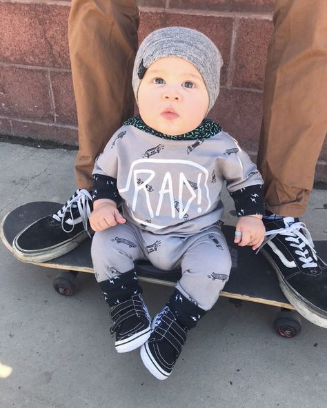 Skater dudes | cute outfits for baby boy #tagyourrags Reposted from @alewatchorn Baby Boy Skater Style, Toddler Skater Boy Style, Skater Baby Boy Outfits, Boy Skater Outfits, Childrens Fashion Trends, Boy Skater, River Style, Black Swag, Children Portraits