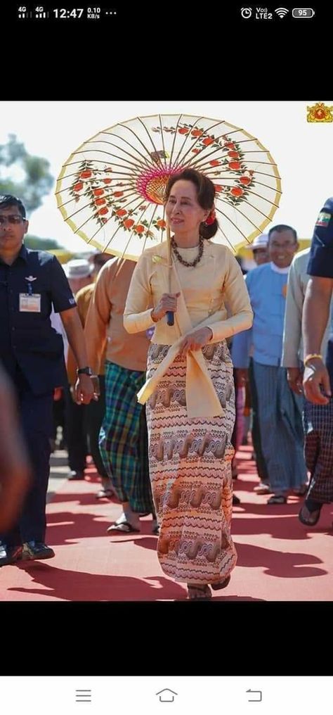 Myanmar Umbrella, Pathein Umbrella, Daw Aung San Suu Kyi, Luntaya Acheik, Pathein, Vintage Myanmar, Aung San Suu Kyi, Aung San, Umbrella Photo