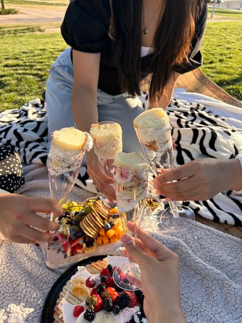 picnic aesthetic, cute picnic, friend date ideas, hangout, cake glasses, sunset, food, fruits, golden hour, park, picnic blankets Sunset Picnic With Friends, Picnic Date Best Friend, Beach Picnic Ideas Friends, Friends Dates Ideas, Friend Outings Ideas, Best Friend Date Aesthetic, Emo Activities, Double Date Picnic, Friend Gathering Ideas