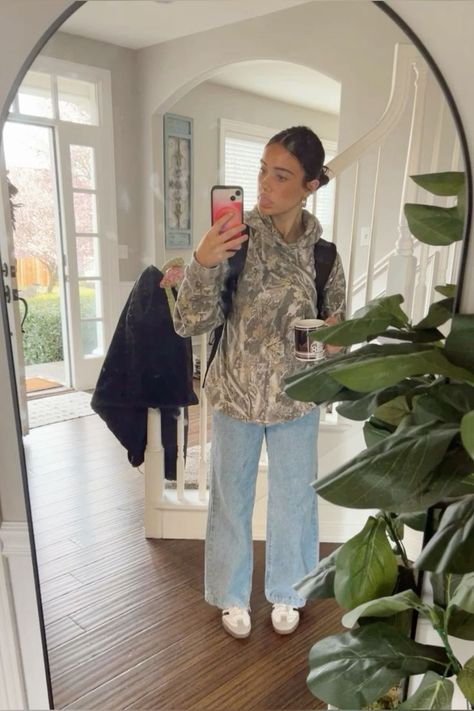 2024-2025 School Outfits, Fall Semester College Outfits, Utah Outfits Aesthetic, Utah Outfit Ideas, Mirror Selfie Fit Check, Cute Utah Outfits, Utah Girls Outfits, Utah Fits Aesthetic, Cute Black Jean Outfits