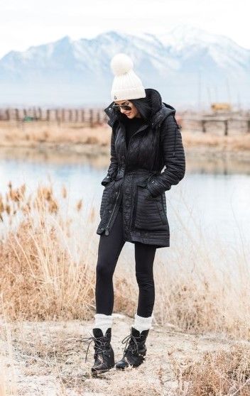 20 Casual Winter Outfit With Boots For Women #winteroutfits #womenwinteroutfits Looks Adidas, Snow Outfits, Winter Outfits Snow, Winter Mode Outfits, Winter Boots Outfits, Outfits Cold, Snow Outfit, Winter Outfits Cold, Outfit Trends