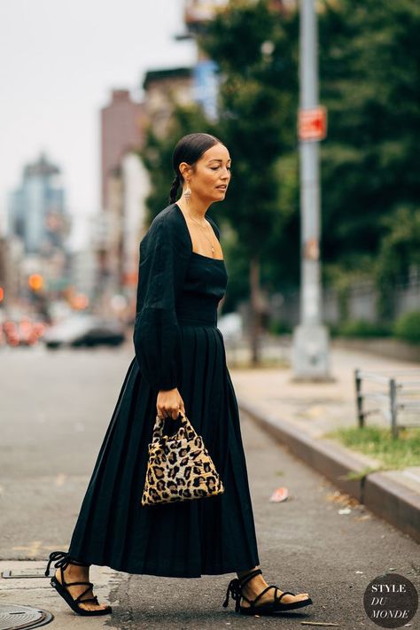 New York SS 2019 Street Style: Rachael Wang Rachel Wang, Rachael Wang, Wardrobe Icons, Knitted Fashion, Vacation Clothes, Short Noir, Black Women Fashion, Fashion Icon, Street Style Looks