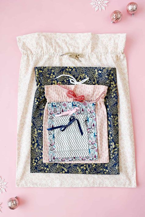 Diy Fabric Gift Bags How To Make, Diy Fabric Drawstring Gift Bags, Fabric Gift Bags Diy Free Pattern, Diy Fabric Gift Bags, Gift Bag Pattern, Diy Jewelry Bags, Diy Gift Bags, Sew Gifts, Sewing Project Ideas