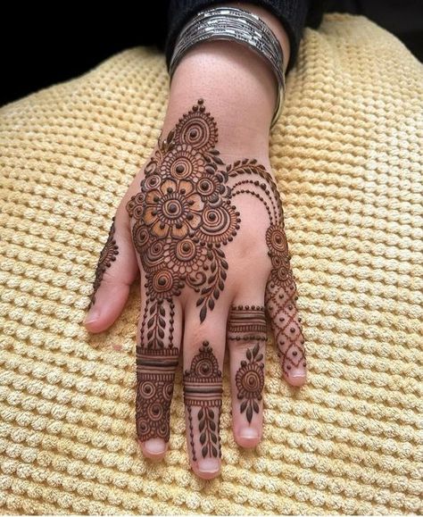 Back Half Hand Mehndi Designs, Backhand Mehandi Designs, Simple Backhand Mehndi Designs, Backhand Mehndi Designs Latest, Half Hand Mehndi Design Back, Back Right Hand Mehndi Designs, Simple Half Hand Mehndi Design, Modern Mehndi Designs 2024 Back Hand, Mehndi Designs Half Hand