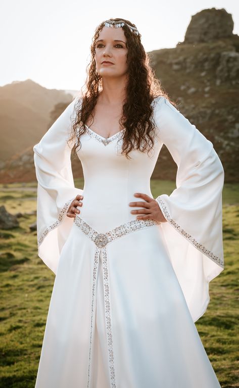 Emily Forsyth Bridal Wedding Dress Styles Chart, Medieval Wedding Theme, Celtic Wedding Dress, Elvish Wedding, Medieval Wedding Dress, Gaun Abad Pertengahan, Wedding Dresses Australia, Wedding Dress Costume, Easter Dresses For Toddlers