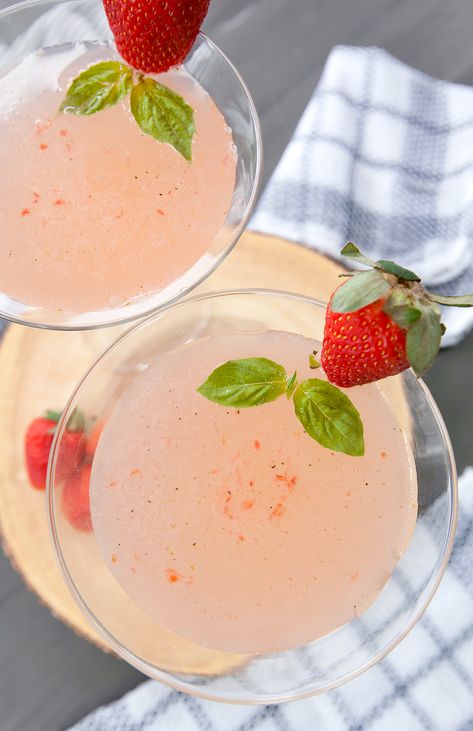 Strawberry Basil Martini - Brownie Bites Blog Strawberry Basil Martini, Basil Martini, Strawberry Basil Cocktail, Summer Martini Recipes, Summer Martinis, Basic Cocktails, Strawberry Martini, Basil Cocktail, Strawberry Cocktails