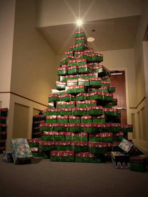 Operation Christmas Child so cool! Christmas Tree Out Of Boxes, Operation Christmas Child Box Ideas, Samaritans Purse, Christmas Child Shoebox Ideas, Packing Party, Operation Shoebox, Shoe Box Ideas, Christmas Shoebox, Operation Christmas Child Boxes