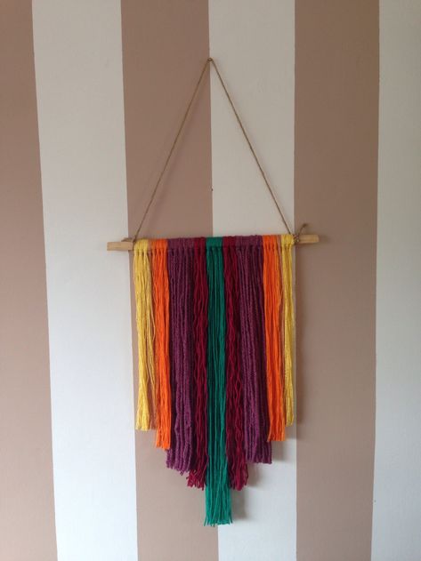 Yarn Banner, Make Tassels, Ballin On A Budget, Macrame Tassel, Textile Artwork, Tutorial Macramé, Banner Diy, The Librarians, Diy Wool