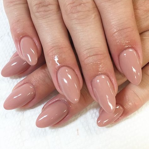 Not sure why, but I just love the neutral tone almond shape nail. #nailart #atlasstudio Pointy Nails, Almond Shape Nails, Almond Nails Designs, Almond Acrylic Nails, Almond Nail, Super Nails, Homecoming Nails, Neutral Nails, Nail Shapes