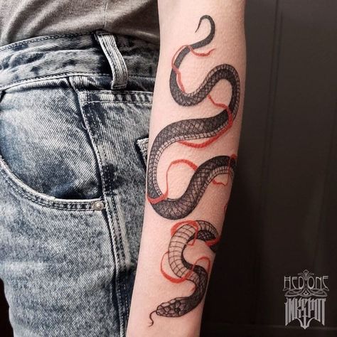 Tattoo Cobra, Snake And Dagger Tattoo, Black Snake Tattoo, Wild Snake, Rope Tattoo, Small Tattoos Ideas, Traditional Snake Tattoo, Small Snake Tattoo, Japanese Snake Tattoo