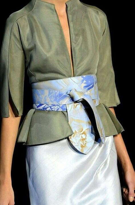 Obi style wrap belt, stunning jacket. Love the Japanese influence on this outfit. Glamorous Chic Life, Elegante Y Chic, Mode Kimono, Obi Belt, Batik Dress, Kimono Fashion, Upcycle Clothes, Fashion Details, Kimonos