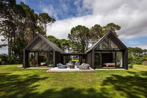 Amazing gable cabin retreat boasts indoor-outdoor living in New Zealand Black Houses, Cedar Cladding, Modern Barn House, Architecture Awards, Barn Style House, Modern Barn, Pole Barn Homes, Cabin Design, Barn House Plans