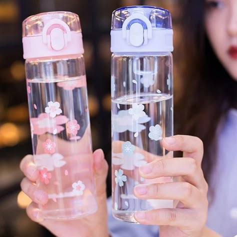 Bff?!😇😇 Stylish Water Bottles, Trendy Water Bottles, Personalization Mall, Cute Water Bottles, Kampot, Pretty Cups, Stationary School, Cute Stationary, Kawaii Accessories