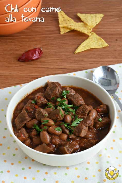 Chili con carne alla texana, con carne a pezzi. Uno spezzatino saporito e tenerissimo grazie alla lenta cottura, condito con spezie e peperoncino. Ricetta in pentola tradizionale o nella slow cooker crock pot. Texas chili recipe #slowcooker #crockpot #texmex #foodphotography Texas Chili, Slow Cookers, Chili Recipe, Slow Cooking, American Beauty, Tex Mex, International Recipes, Burritos, Crock Pot