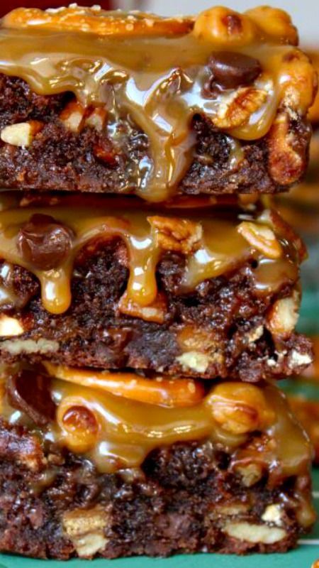 Touchdown Brownies ~ They’re super fudgy and loaded with caramel, pecans and pretzels! Caramel Pecans, Superbowl Desserts, Tailgate Food, Yummy Sweets, How Sweet Eats, Chocolate Brownies, Eat Dessert, Sweets Desserts, Pretzels