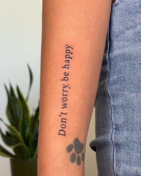 Don’t worry, be happy tattoo Don’t Think Just Do Tattoo, Dont Worry Be Happy Tattoo, No Worries Tattoo, Be Happy Tattoo, Happy Tattoo, Dont Worry Be Happy, Happiness Tattoo, Skin Art, Tattoo Inspo