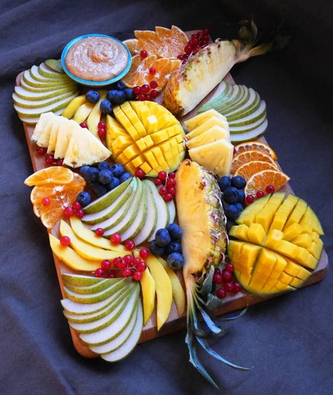 Tropical Fruit Platter, Fruit Platter Ideas Party, Fruit Platter Designs, Fruit Skewers, Banana Fruit, Pineapple Fruit, Mango Fruit, Amazing Food Art, Party Food Buffet