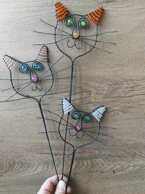 Beaded Wire Art, Kat Haken, Copper Wire Art, Wire Ornaments, Wire Projects, Wire Art Sculpture, Plant Stakes, Bijoux Fil Aluminium, Wire Craft