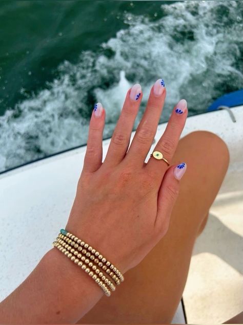 Sparkling and shiny summer nail designs for a glamorous finish. Nails On Wide Nail Bed, Natural Summer Nail Designs, Nail Inspo European Summer, Short Almond Beach Nails, Europe Nails Travel Summer, Nail Inspo Trendy Summer 2024, Italy Nails Ideas, Beachy Blue Nails, European Nails Summer