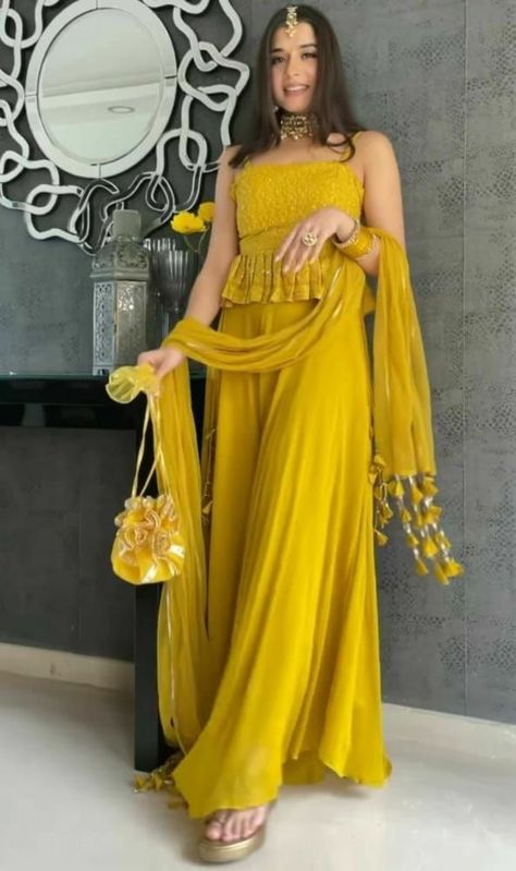 Beautiful bridal mehndi outfits ideas 2022😍😍 Haldi Dress Ideas, Georgette Palazzo, Haldi Ceremony Outfit, Haldi Dress, Georgette Kurta, Haldi Outfits, Haldi Outfit, Simple Lehenga, Function Dresses