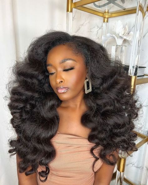 Heat Free® Hair on Instagram: "Glowing from every inch within ✨ Soft Curls for a Soft Life vibe in Our For Kurls Goddess Wig curl wanded and fluffed 🤎 . . . . . . . #wandcurls #curlwand #wandcurlsonfleek #wandcurlsonnaturalhair #curlingwand #naturalhairinspiration #upartwig #upartwigs #upartwiginstall #upartwigunit #wigslay #humanhairwig #protectivestyle #protectivestylesfornaturalhair #protectivestyles #protectivestyle #protectivestyles_ #protectivestylechallenge #naturalhairinspirations #nat Wand Curl Natural Hair Black, Natural Hair Glam, Black Women Big Hair, Big Wand Curls Black Women, Curly Hair Wigs Black Women, Wand Curls Natural Hair, Curly Voluminous Hair, Elegant Braid Hairstyles, Wand Curls Black Women