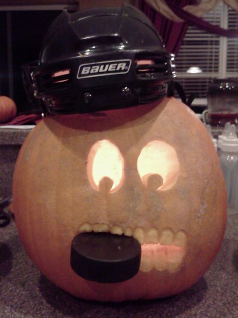 hockey player halloween pumpkin Hockey Pumpkin Carving, Hockey Pumpkin, Hockey Tips, Hockey Halloween, Hockey Decor, Hockey Party, Boys Hockey, Pumpkin Pin, Hockey Player