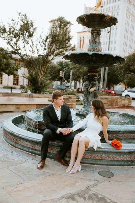 Gorgeous couple elopes in downtown San Antonio RIverwalk. Beautiful fountain is located in front of Bexar County Courthouse. San Antonio is a great location if you want to elope in the city! Gorgeous Architecture, Beautiful Elopement, Courthouse Wedding Photos, San Antonio Riverwalk, San Antonio River, City Elopement, Downtown San Antonio, Downtown Wedding, Texas City