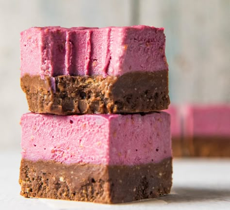 Raspberry Slice, Raspberry Fudge, Deserturi Raw Vegan, Resep Vegan, Vegan Bars, Raspberry Cheesecake Bars, Clean Treats, Chocolate And Raspberry, Chocolate Raspberry Cheesecake