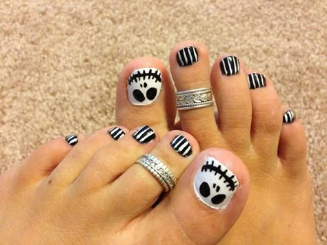 Halloween toes | My Style | Pinterest Halloween Pedicure Designs, Toe Nail Designs For Fall, Halloween Toe Nails, Purple Toe Nails, Halloween Toes, Fall Toe Nails, Pedicure Designs Toenails, Halloween Nails Easy, Toe Nail Color