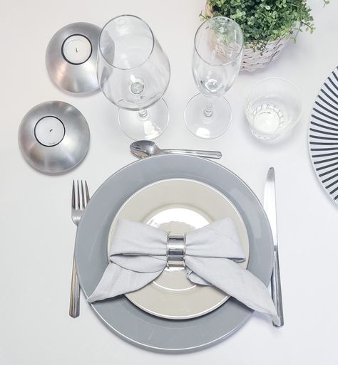 Servettvikning som en rosett med en servettring Easy Napkin Folding, Napkin Folding, Table Settings, Napkins, Table Decorations, Tableware