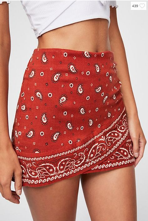 red bandana skirt (free people) Jurassic World 2, Mode Ulzzang, Rok Mini, Estilo Hippie, Rock Outfit, Mode Boho, Summer Love, Summer Fashion Trends, Funko Pop Vinyl