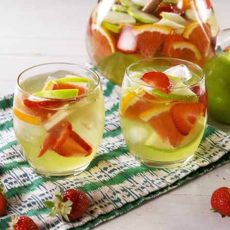 Apple Moscato Sangria, Fall Brunch Drinks, Green Apple Sangria, Green Apple Moscato Sangria, Moscato Sangria Recipes, Trendy Cocktails, Apple Sangria Recipes, Moscato Sangria, Apple Sangria