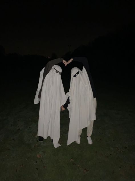 Ghost trend photoshooting at night with friends to Halloween Ghost Costume Aesthetic Friends, Ghost Trend Couple, Funny Ghost Pictures With Friends, Ghost Halloween Costume Aesthetic, Ghost Bff Photoshoot, Ghost Costume Couple, Friend Ghost Photos, Ghost Sheet Photoshoot Best Friends, Halloween Ghost Trend