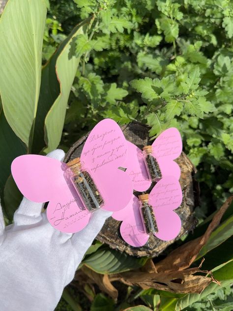 Make your special event even more memorable with our personalized butterfly favor! This elegant favor includes a delicate butterfly-shaped card with a mini glass tube, filled with your choice of tea, hot chocolate, or unique spices. Each favor is fully customizable - choose your butterfly color and personalized text to match your wedding theme or special occasion. ✨ Includes: ✔ Handmade butterfly card (custom color & name) ✔ Glass tube with natural cork - filled with tea, hot chocolate, or spices ✔ High-quality printing and cutting ✔ Carefully packed and ready to impress your guests 🎀 Perfect for: ✔ Wedding favors ✔ Bridal showers ✔ Birthday parties ✔ Baby showers ✔ Special thank-you gifts 📏 Size: *Butterfly wingspan: ~10 cm (4 inches) *Glass tube size: 5 cm (2 inches) 🎨 Customization O Butterfly Favors, Wedding Chocolate, Handmade Butterfly, Unique Party Favors, Butterfly Card, Unique Favors, Tea Gifts, Butterfly Cards, Bridal Shower Gift