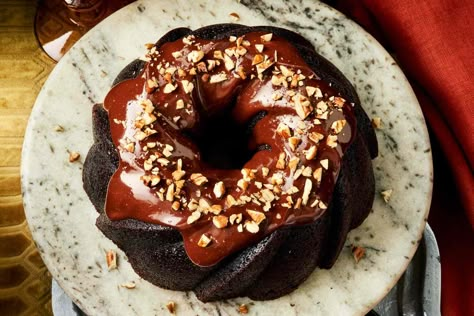 Cake With Pecans, Snickers Chocolate, Breakfast Party Foods, Easy Dinner Casseroles, Chocolate Bundt, Chocolate Bundt Cake, Chocolate Glaze, Pound Cakes, Classic Desserts